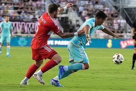 Luis Suárez goes for the ball as Rafael Czichos defends